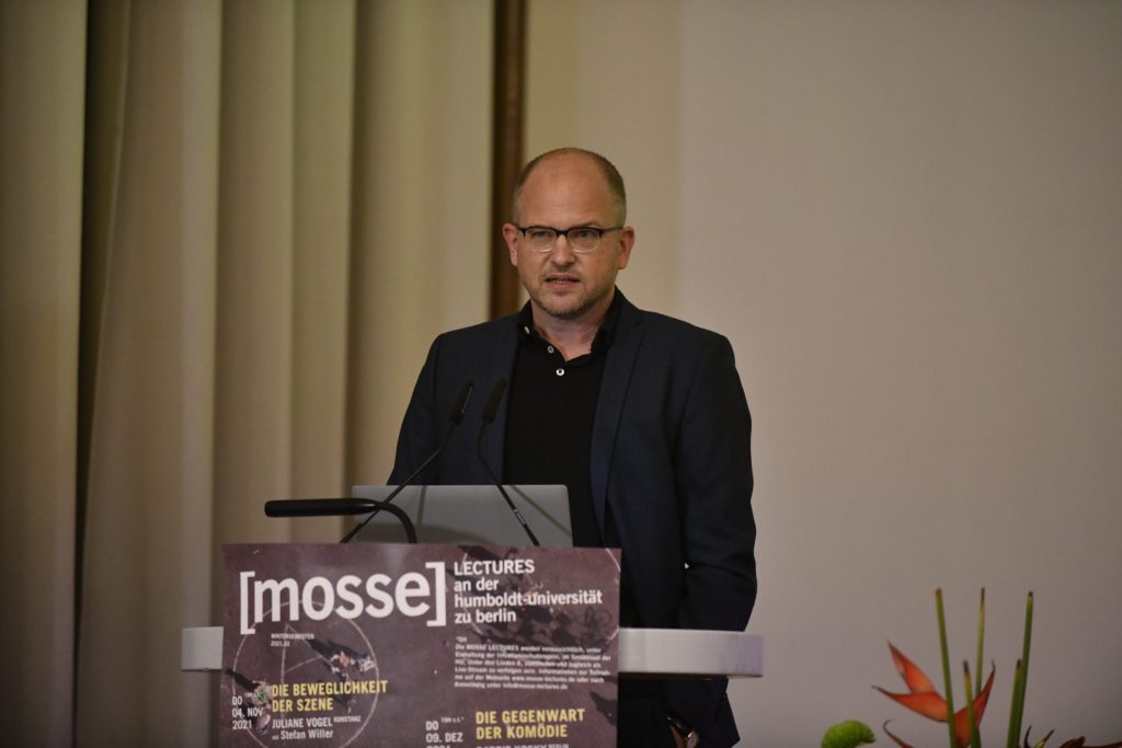 Stefan Willer stands at the podium and provides the introduction