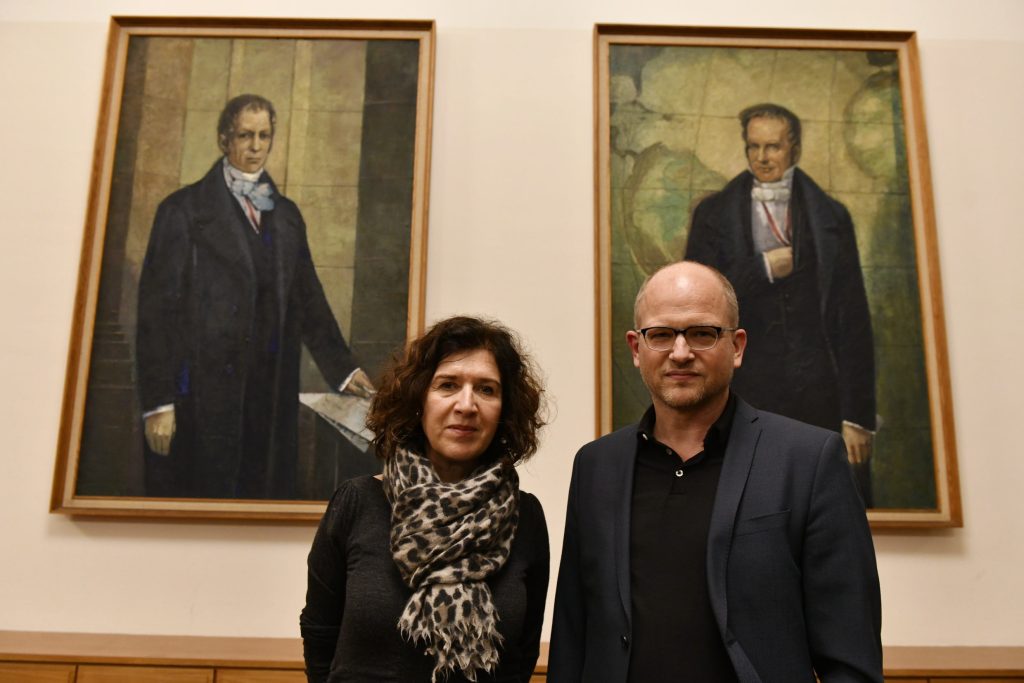 Juliane Vogel and Stefan Willer in front of the portraits of the Humboldt brothers