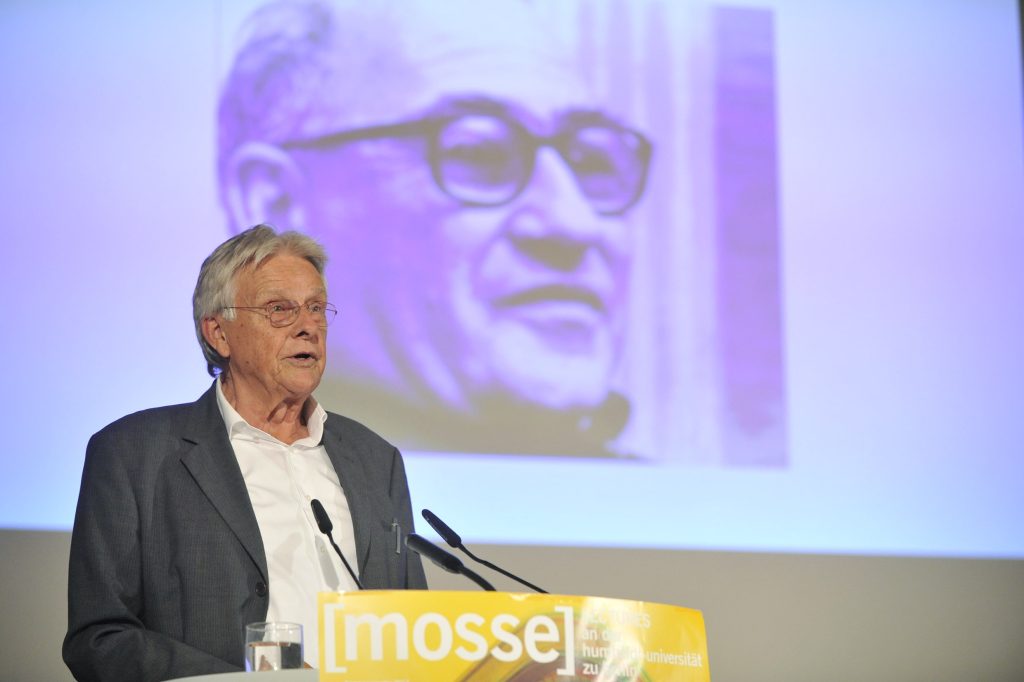 Klaus Scherpe speaks at the podium