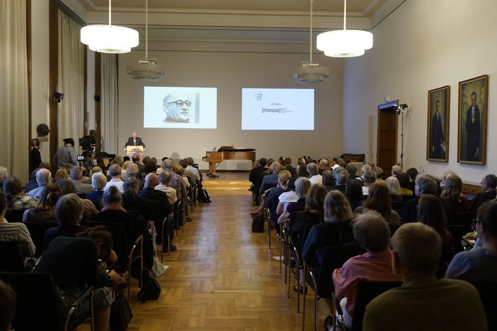 a full audience watches the lecture