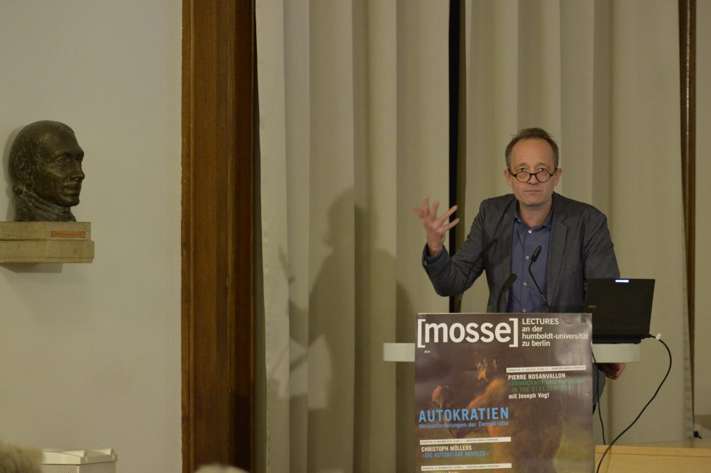 Stefan Weidner speaks at the podium