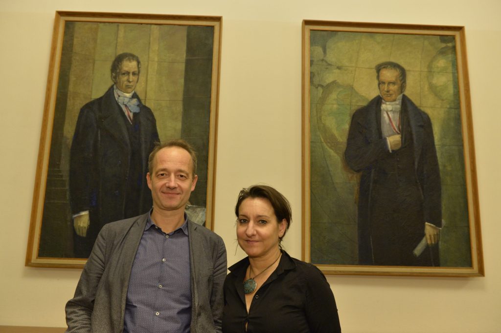 Amirpur and Weidner pose before the portraits of the Humboldt brothers