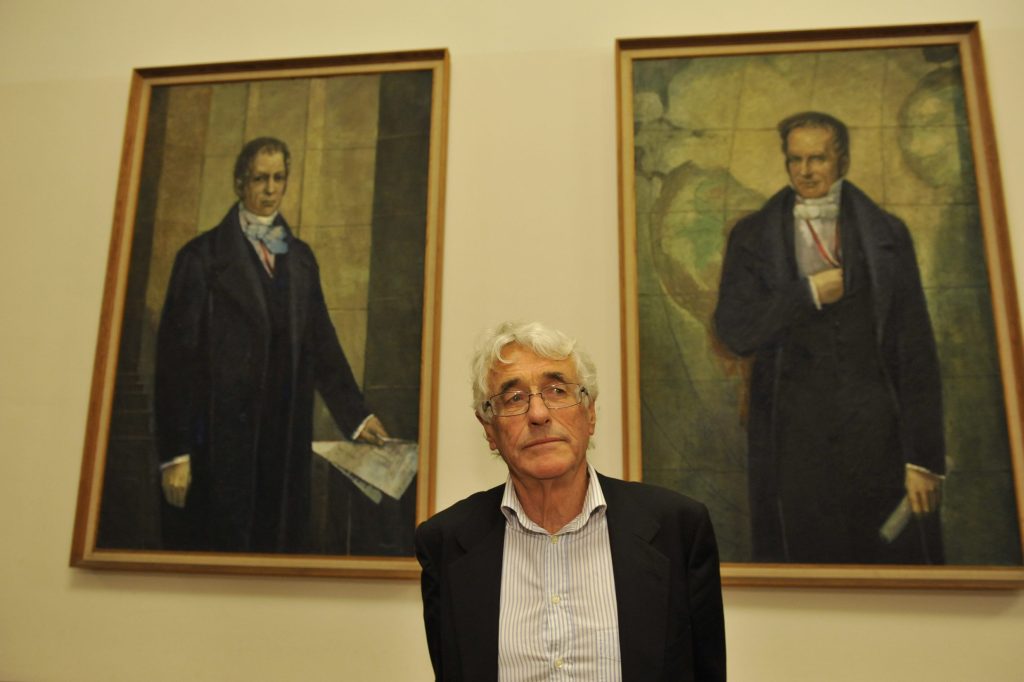 Crouch in front of the portraits of the Humboldt brothers