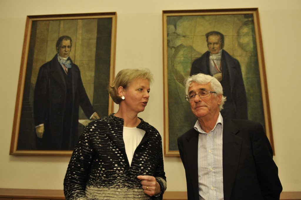Crouch and Vedder in front of the portraits of the Humboldt brothers