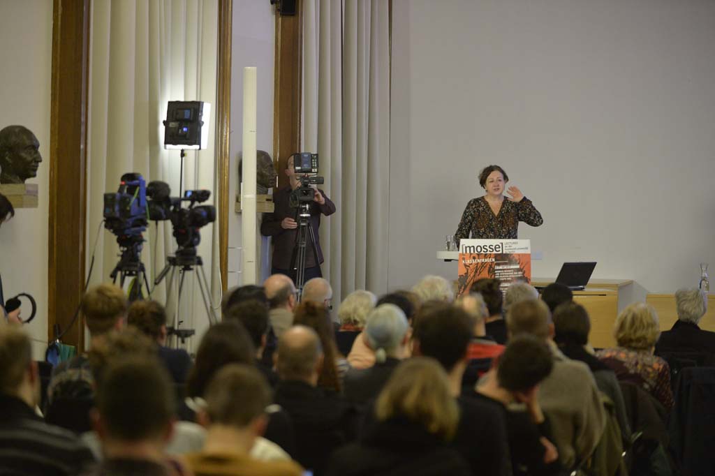 the audience listens to the lecture
