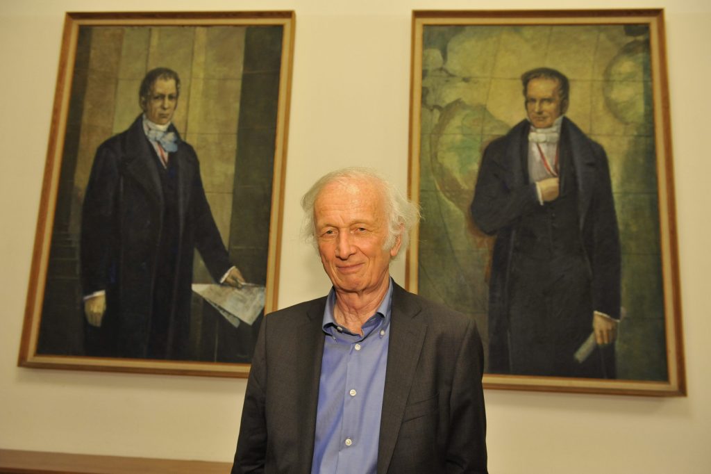 Langewiesche poses in front of the portraits of the Humboldt brothers