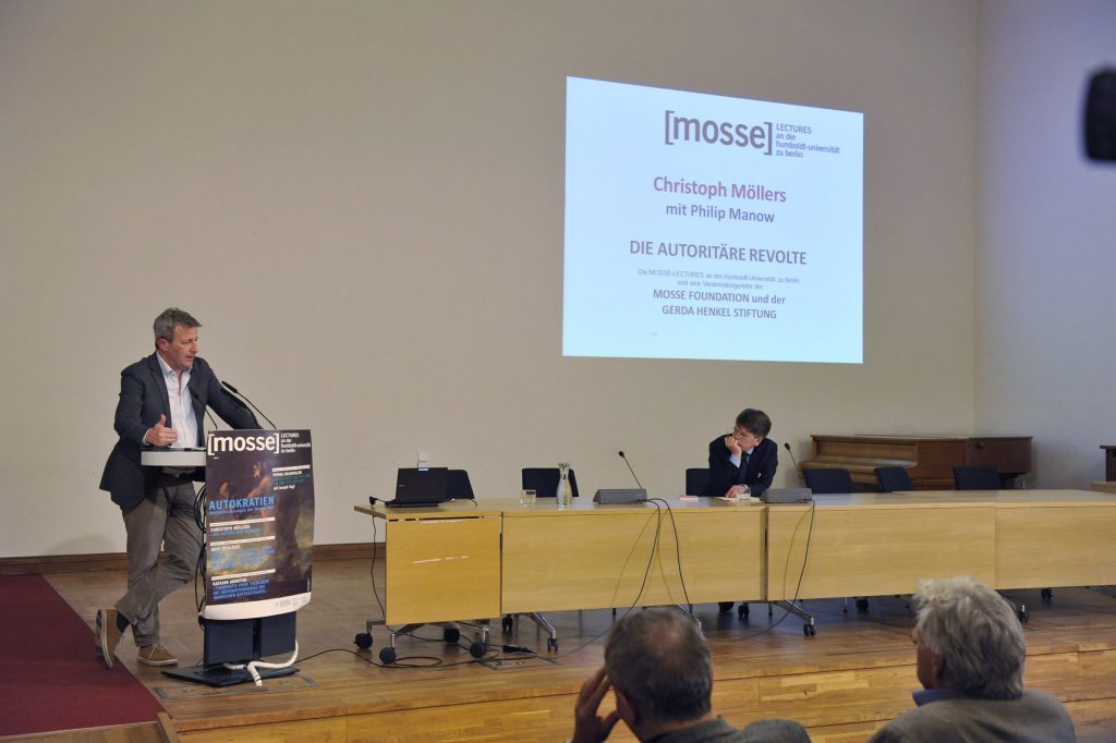 Philip Manow speaks at the podium