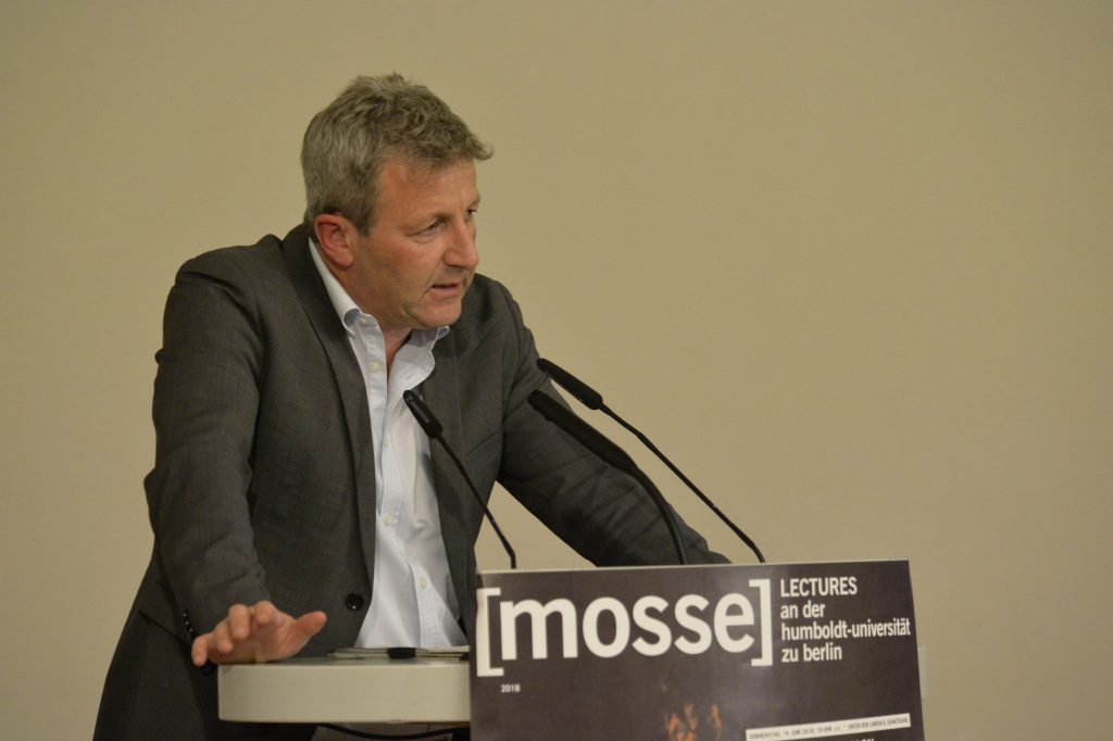Philip Manow speaks at the podium