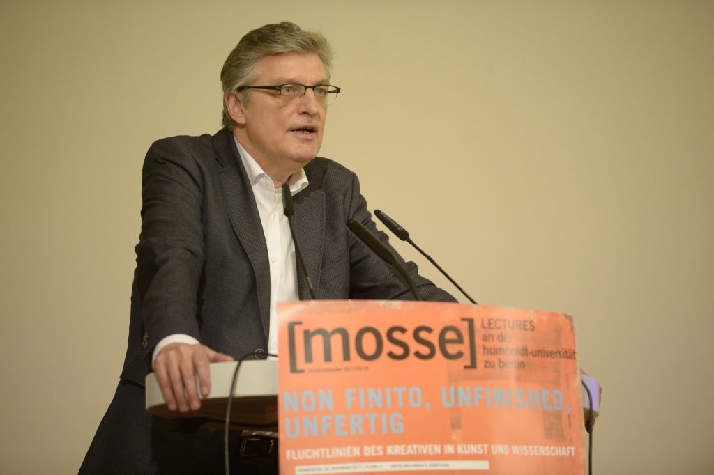 Lothar Müller delivers the introduction