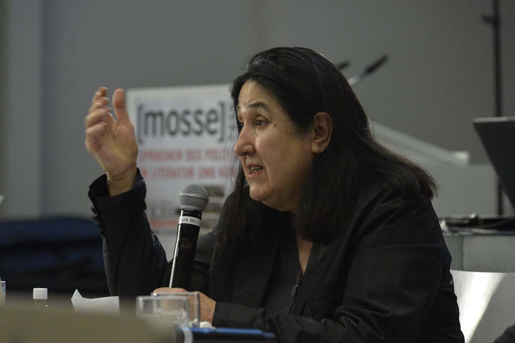 Özdamar addresses the audience