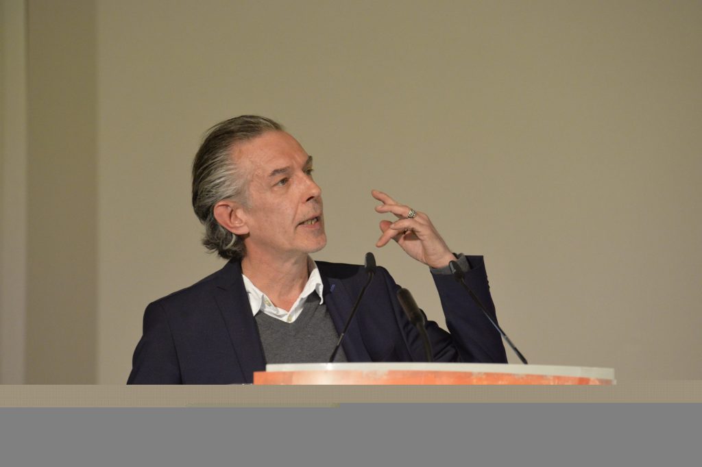 Peltzer delivers his lecture