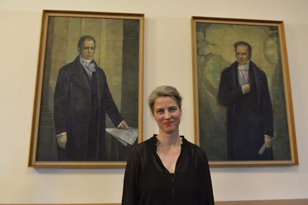 Rebentisch in front of the portraits of the Humboldt brothers