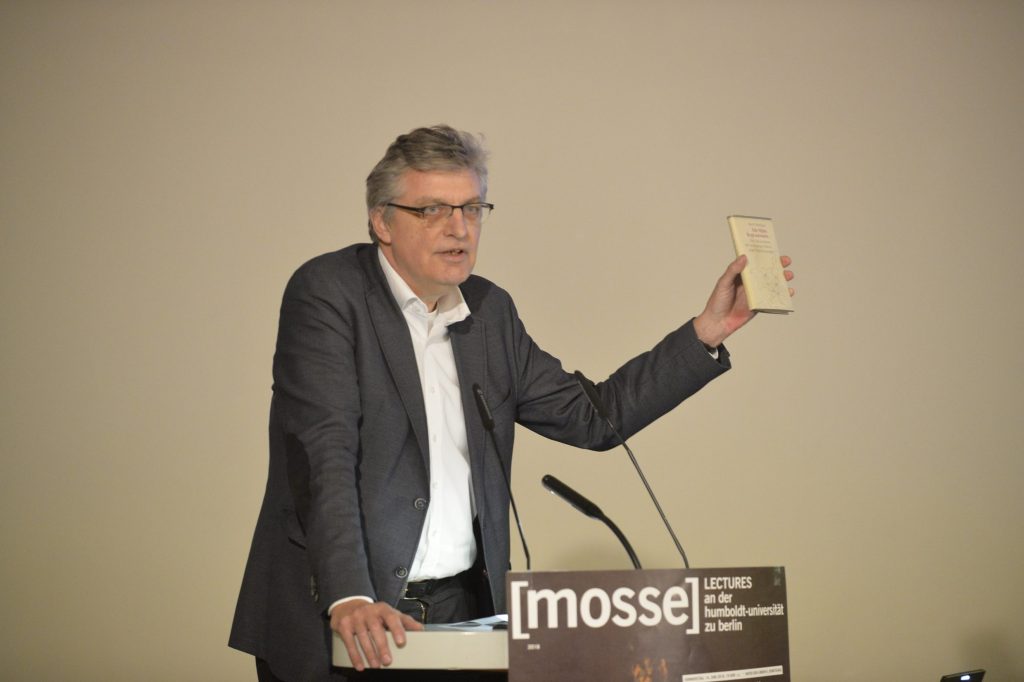 Lothar Müller provides the introduction