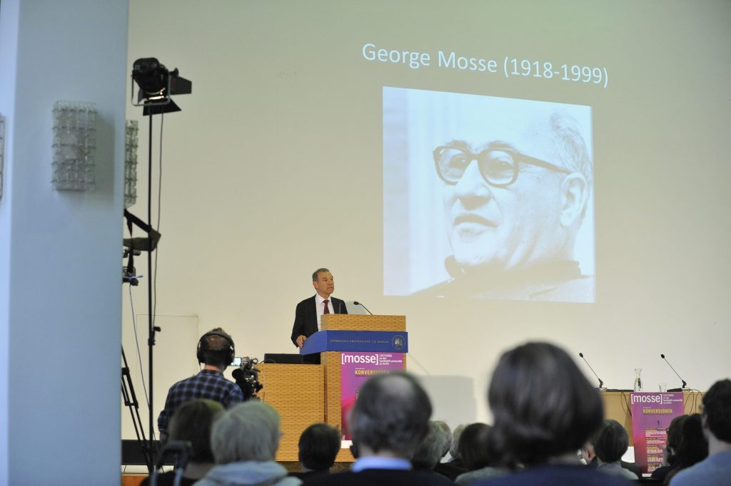 Greenblatt delivers his lecture as the audience looks on