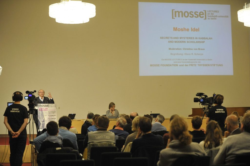 the audience listens to the lecture