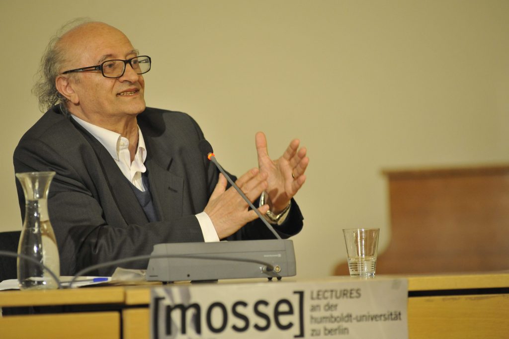Idel speaks to the audience