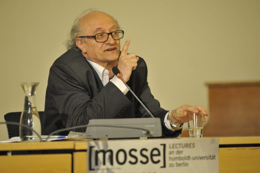 Idel speaks to the audience