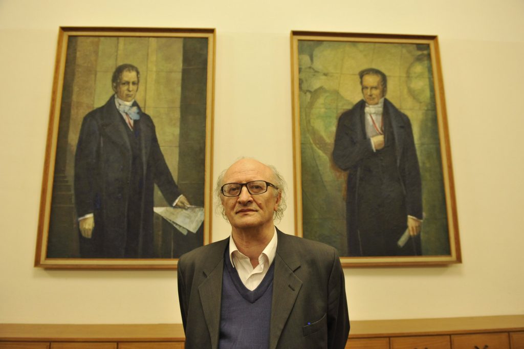 Idel in front of the portraits of the Humboldt brothers