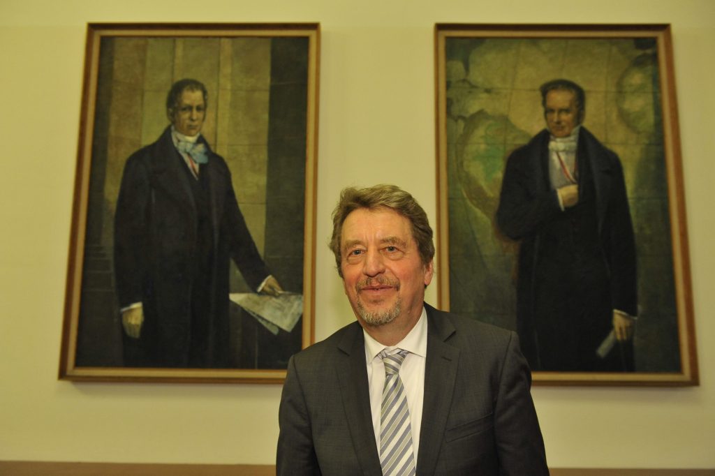 Joas in front of the portraits of the Humboldt brothers