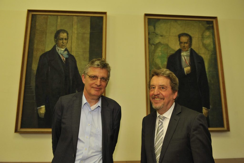 Joas and Müller in front of the portraits of the Humboldt brothers