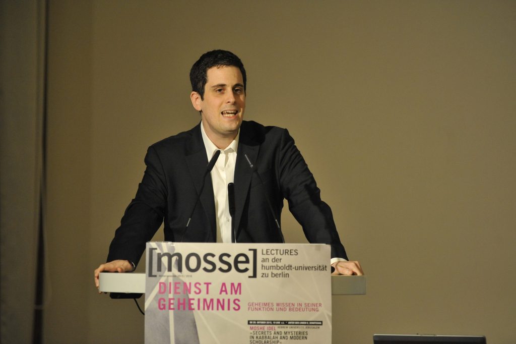 Jütte lectures from the podium