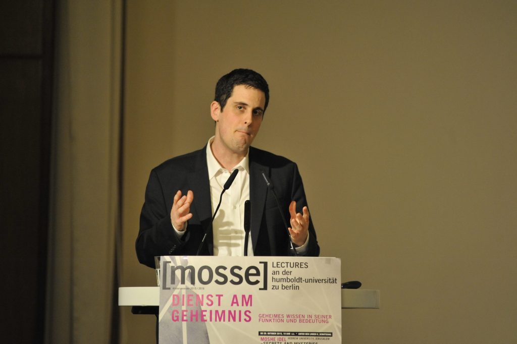 Jütte lectures from the podium