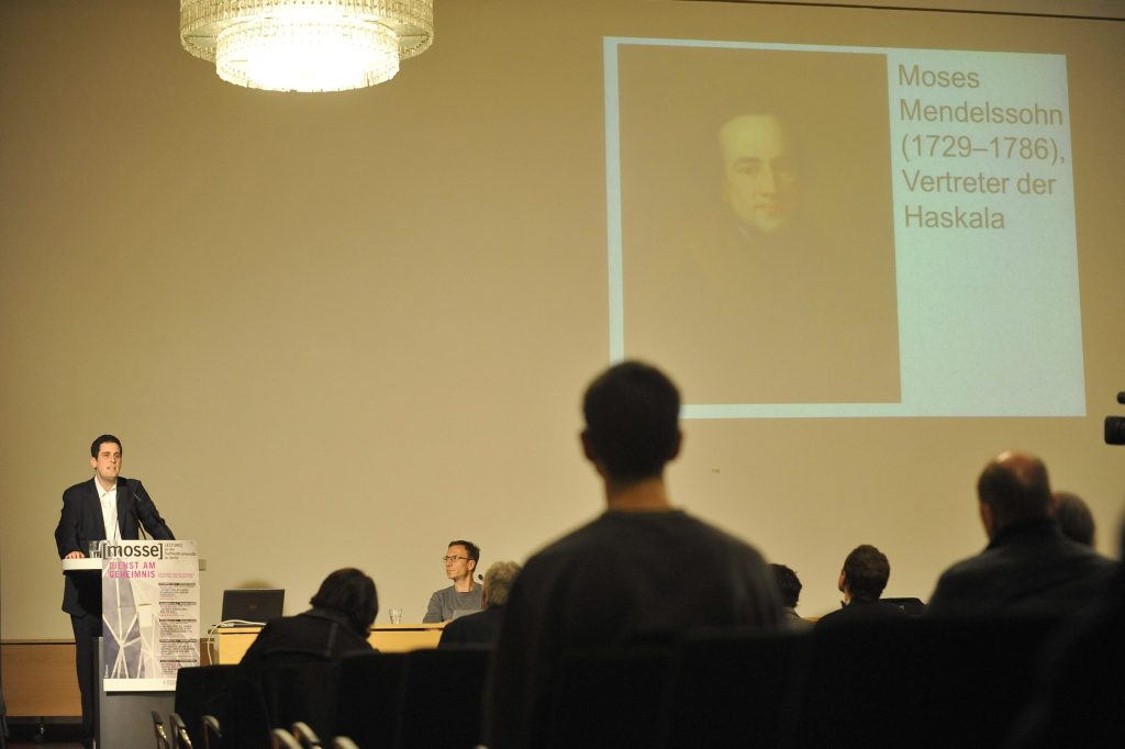 the audience looks at a projected image of Moses Mendelssohn