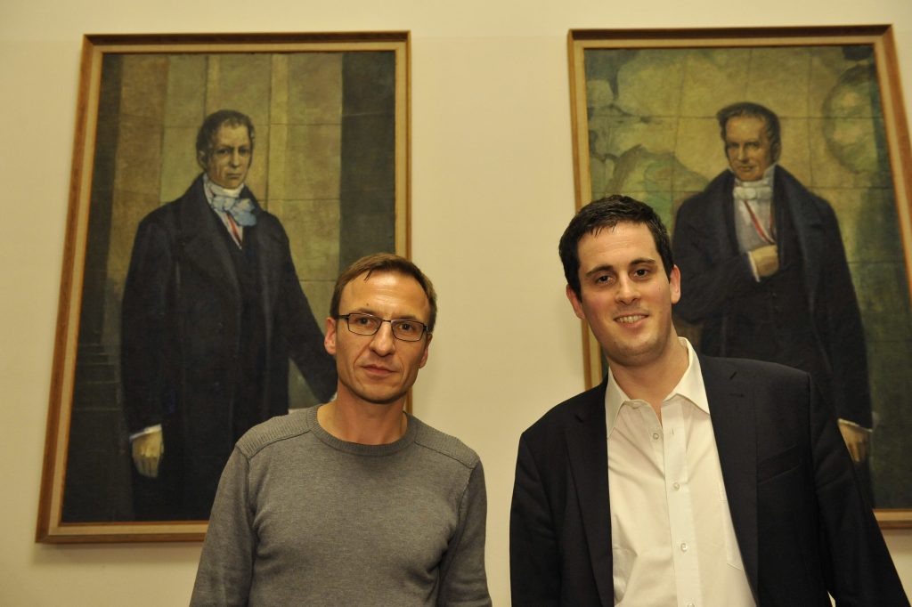 Jütte and Wolf in front of the portraits of the Humboldt brothers