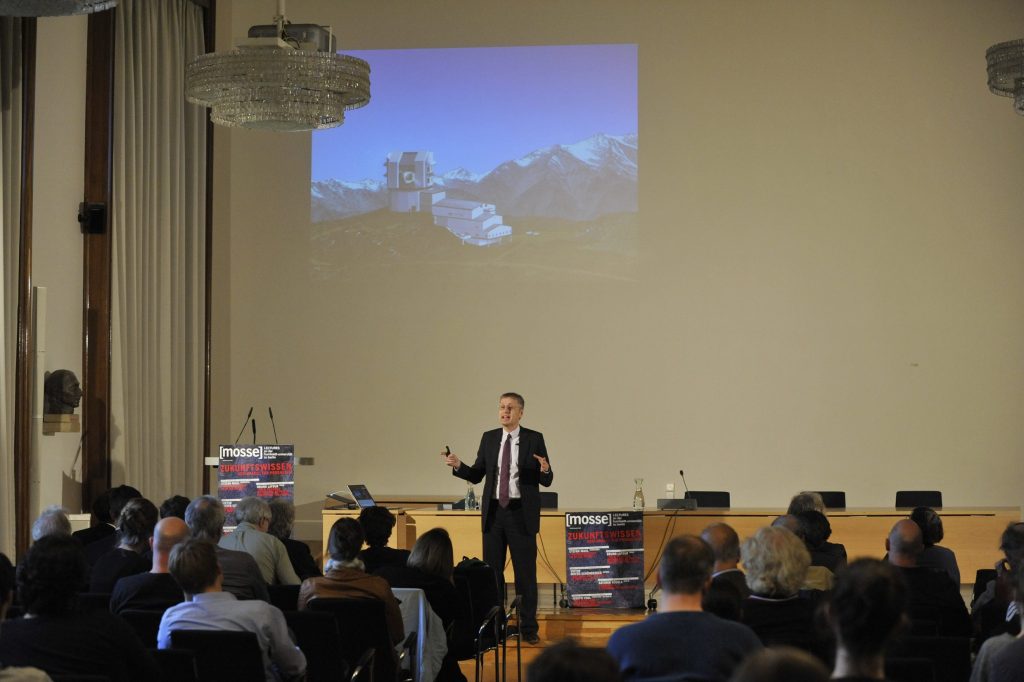 Mayer-Schönberger delivers his lecture with slideshow in the background
