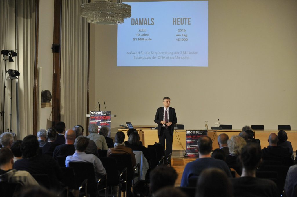 Mayer-Schönberger delivers his lecture with slideshow in the background