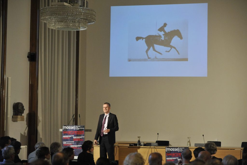 Mayer-Schönberger delivers his lecture with slideshow in the background