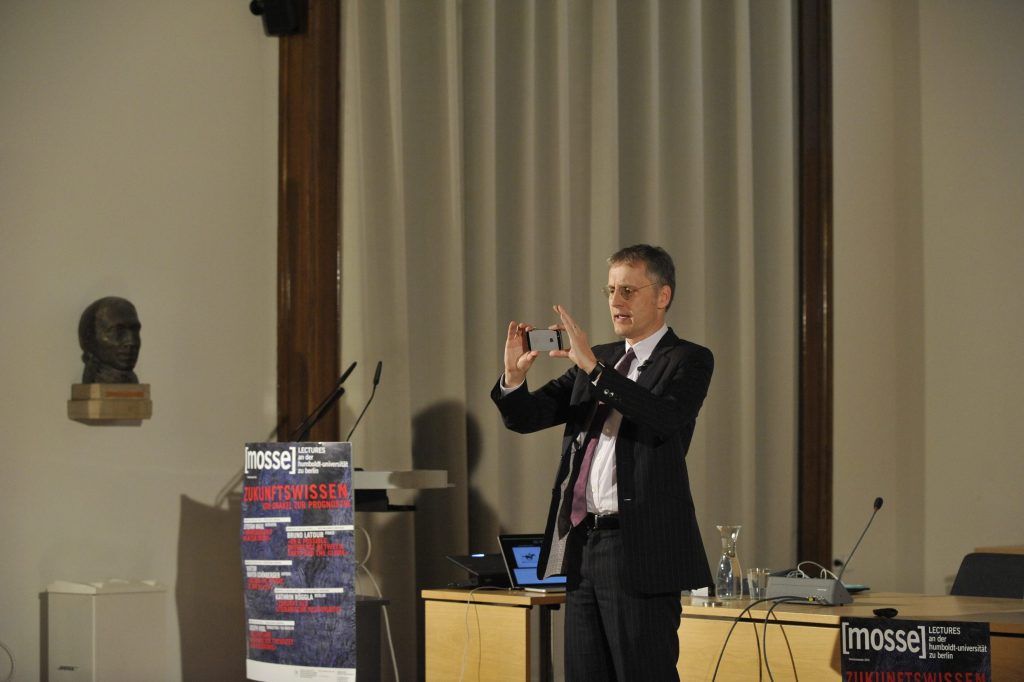 Mayer-Schönberger speaks to the audience