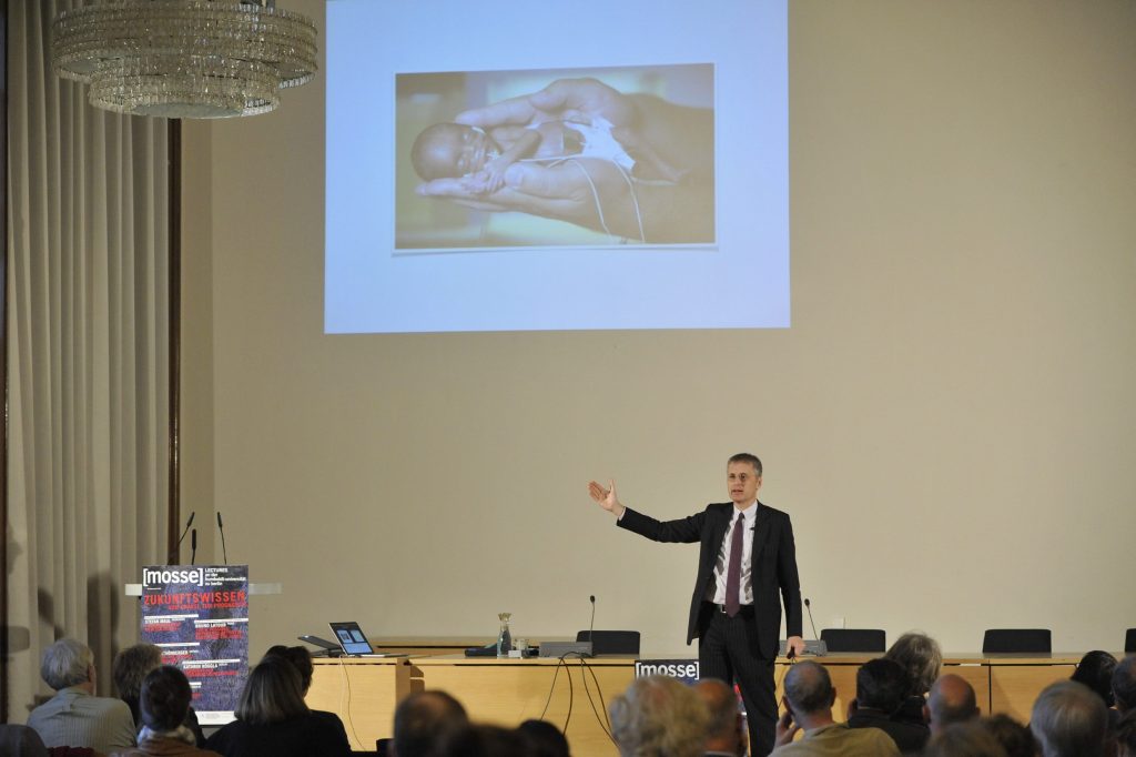 Mayer-Schönberger delivers his lecture with slideshow in the background