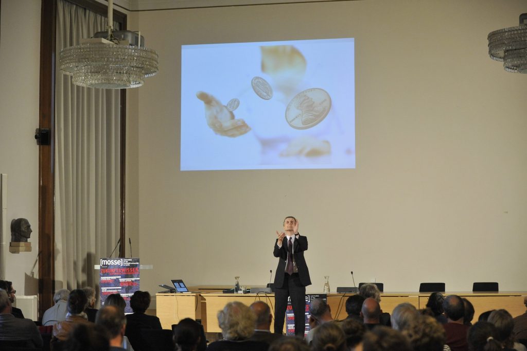 Mayer-Schönberger delivers his lecture with slideshow in the background