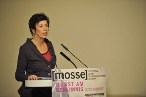 Eva Menasse delivers her lecture