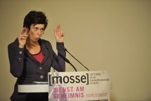 Eva Menasse delivers her lecture