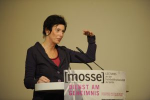 Eva Menasse delivers her lecture
