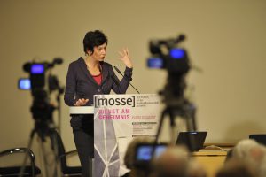 Eva Menasse speaks in front of the cameras