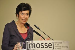 Eva Menasse delivers her lecture