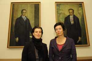 Menasse and Emcke pose in front of the portraits of the Humboldt brothers