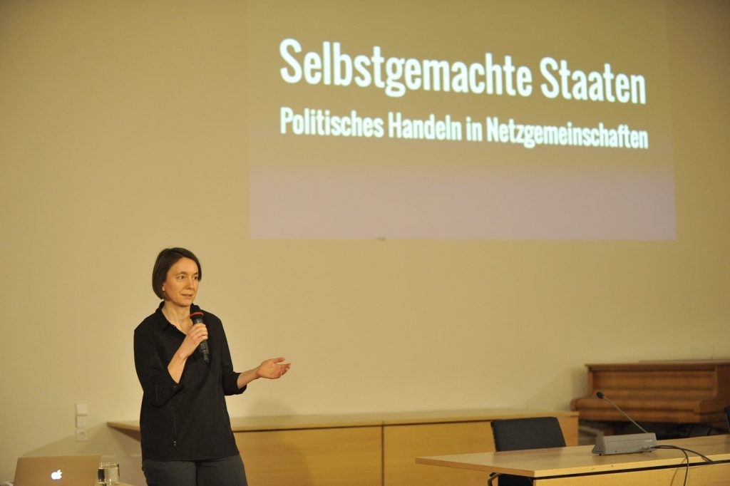 Passig delivers her lecture