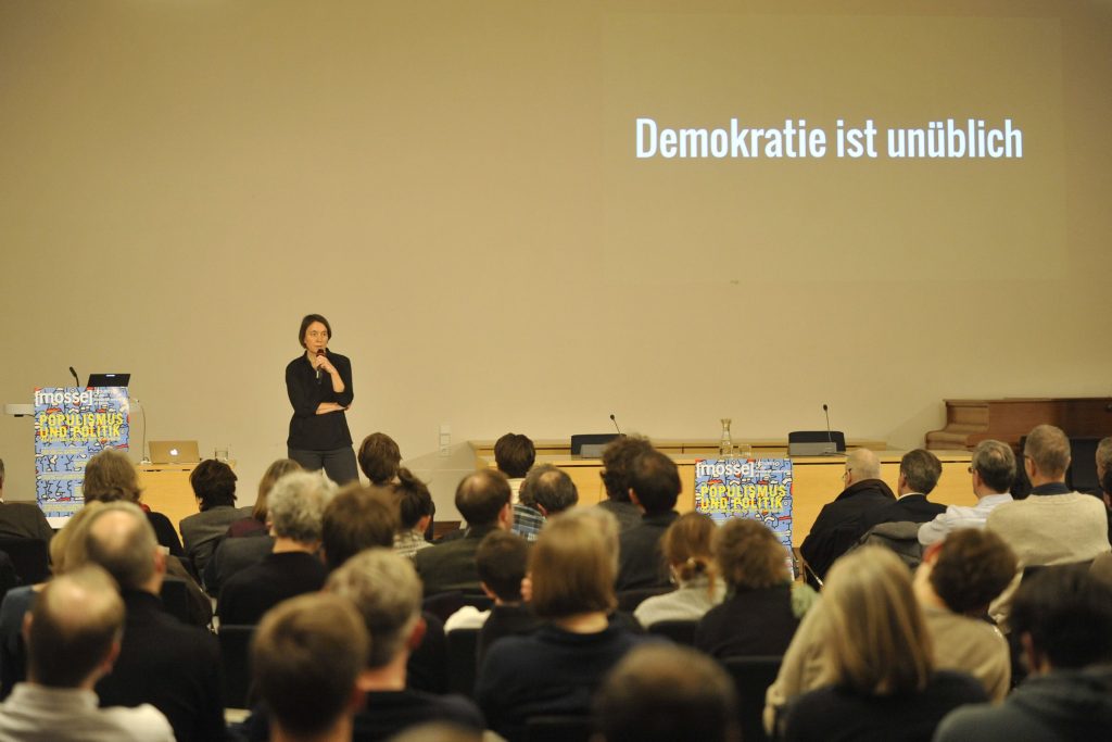 Passig speaks to the audience