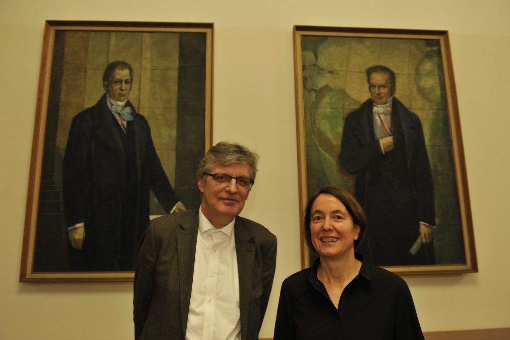 Passig and Müller in front of the portraits of the Humboldt brothers