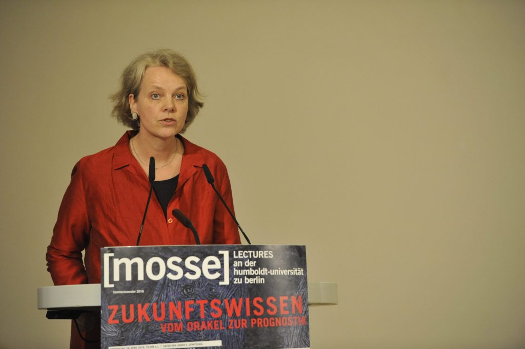 Ulrike Vedder provides the introduction