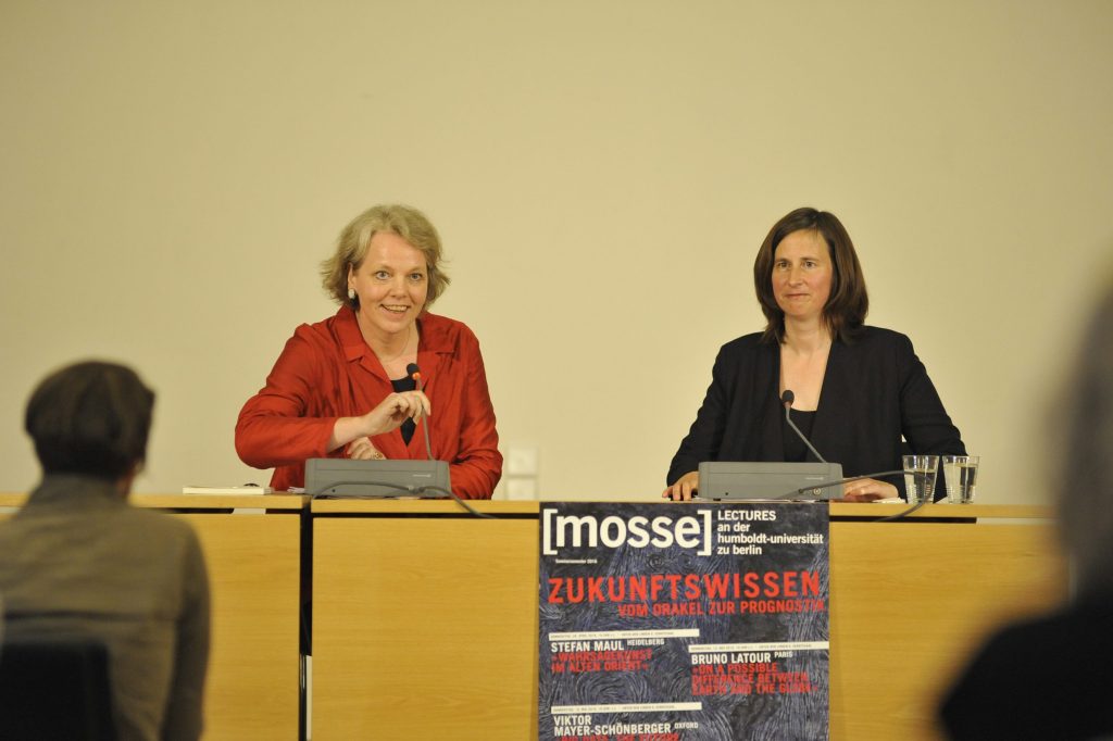 Röggla and Vedder face the audience
