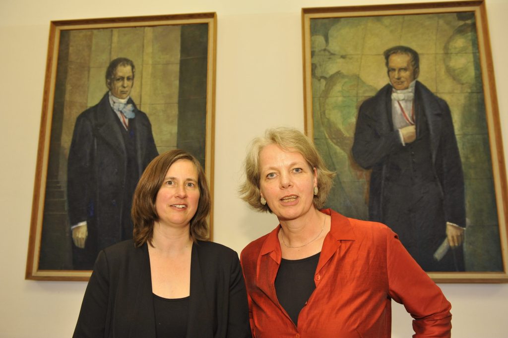 Röggla and Vedder pose in front of the portraits of the Humboldt brothers