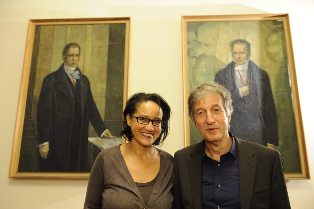 Tanner and de Mazza pose in front of the portraits of the Humboldt brothers