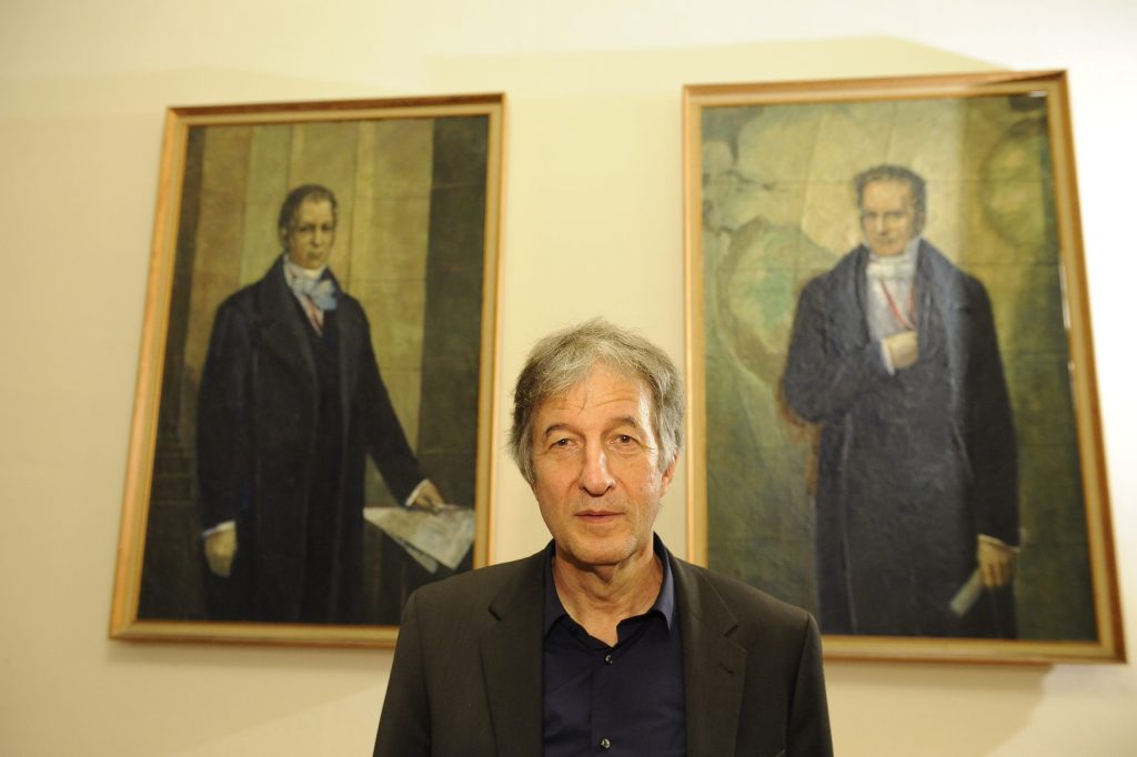 Tanner in front of the portraits of the Humboldt brothers