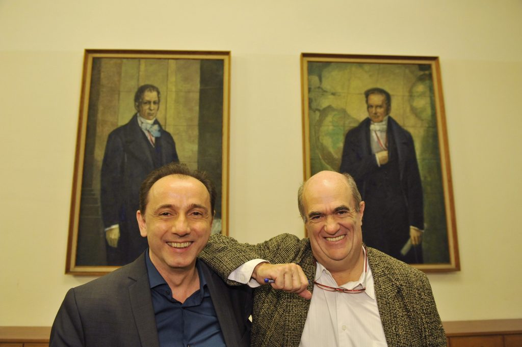 Toibin and Döring pose in front of the portraits of the Humboldt brothers