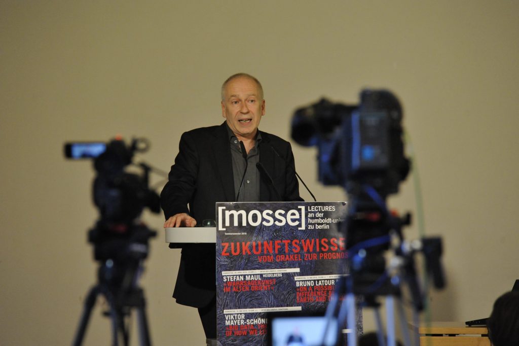 Vogl lectures in front of the cameras